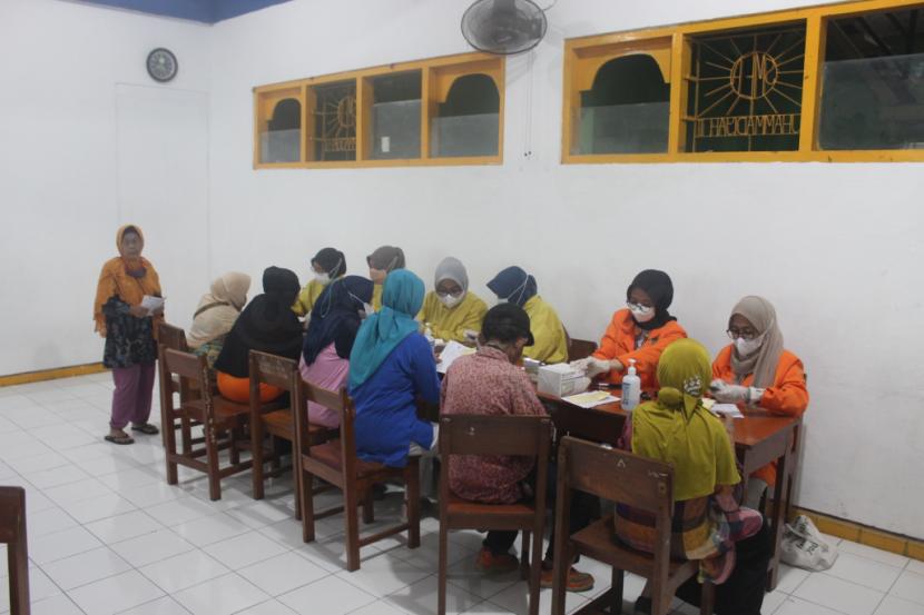 Pelaksanaan pemeriksaan kesehatan gratis oleh mahasiswa KKN UAD dalam rangka menyambut Muktamar Muhammadiyah dan 