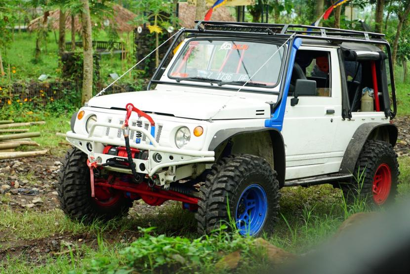 Pelaksanaan pemetaan rute baru jeep adventure di area kaki Gunung Guntur, Desa Pasawahan, Kecamatan Tarogong Kaler, Kabupaten Garut, Kamis (17/11/2022). 