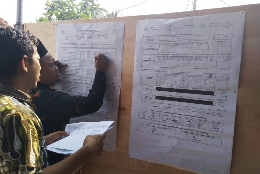 Pelaksanaan Pemungutan Suara Ulang (PSU) di TPS 24 Ciloang, Kota Serang, Ahad (21/4). PSU dilakukan karena adanya indikasi Petugas KPPS mencoblos sendiri 15 surat suara yang ada. 