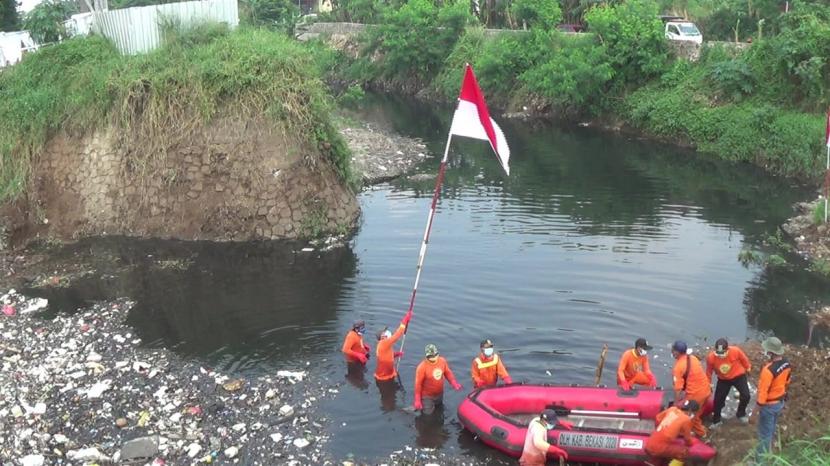 Pelaksanaan penancapan bendera merah putih di Kali Jambe, Kelurahan Jatimulya, Kecamatan Tambun Selatan, Kabupaten Bekasi, Selasa (17/8).