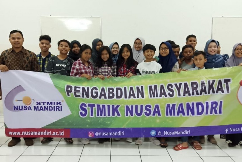 Pelaksanaan pengabdian masyarakat oleh dosen-dosen STMIK Nusa Mandiri yang berlangsung di berlangsung di kampus STMIK Nusa Mandiri, Jl Damai No. 8, Ragunan, Pasar Minggu, Jakarta Selatan. Sabtu (2/11).