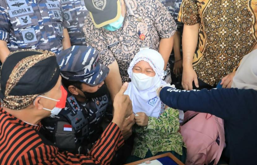 Pelaksanaan percepatan vaksinasi Covid-19 untuk anak usia 6 -11 tahun, yang dilaksanakan di atas KRI Surabaya 591 di dermaga pelabuhan Tanjung Emas Semarang, Kamis (6/1). TNI AL melalui Koarmada II membantu percepatan vaksinasi anak di Kota Semarang selama dua hari.