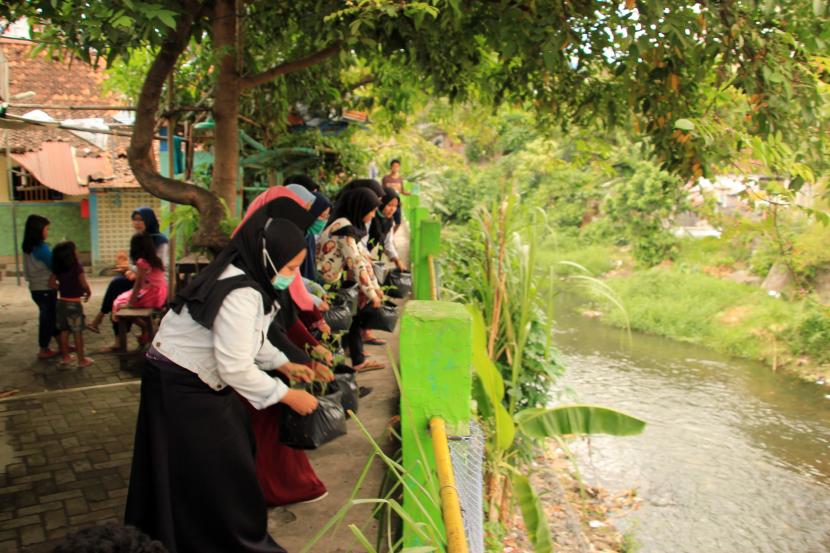 Pelaksanaan program KampungQu Sehat di bantaran Kali Code, Gondokusuman, Yogyakarta, yang dilakukan oleh mahasantri Beasiswa Tahfidz Qur