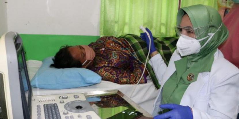 Pelaksanaan program nonfisik TMMD ke-108 di Kabupaten Konkep, yang dipimpin dr Susi Widianti Saragih Sp.OG, berupa pemeriksaan puluhan ibu hamil.
