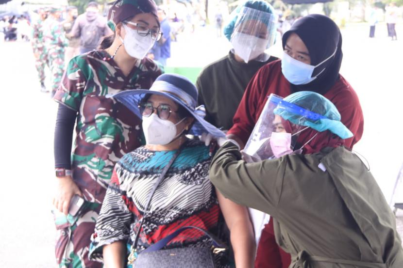 Pelaksanaan program Serbuan Vaksin di Gor Stadion Madya Sempaja, Samarinda Utara, Kota Samarinda, Sabtu (3/7).