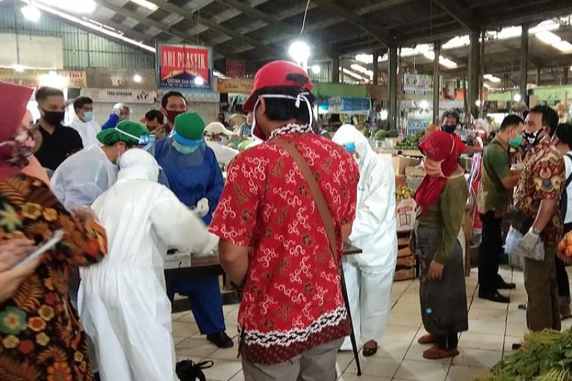 Pelaksanaan rapid test oleh Dinas Kesehatan dan Gugus Tugas Percepatan Penanganan Covid-19 Kabupaten Semarang, di pasar Bandarjo, Ungaran, Kamis (28/5).