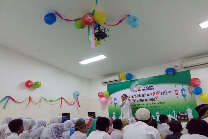 Pelaksanaan santunan 400 anak yatim dan dhuafa di STMIK Nusa Mandiri, Jakarta, Rabu (22/6/2016).