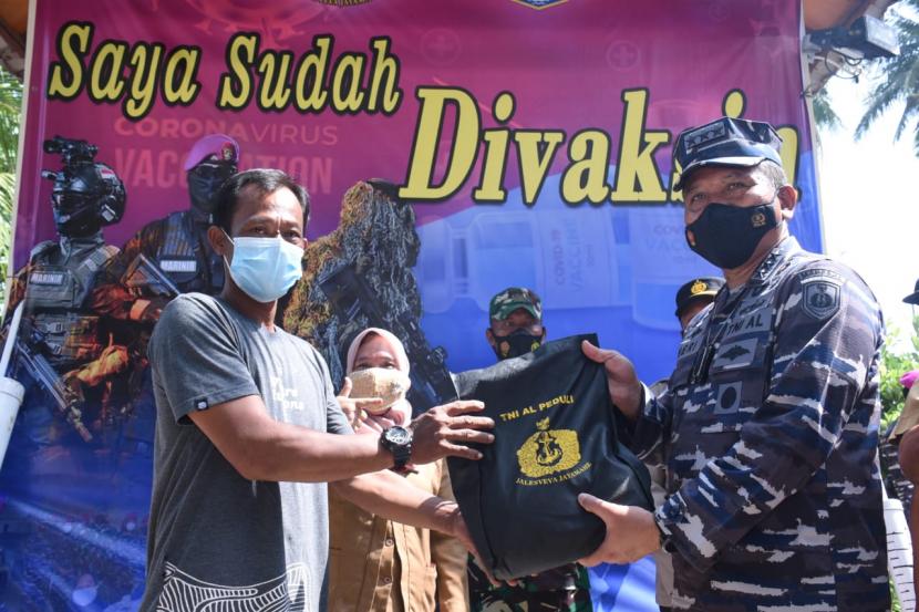 Pelaksanaan serbuan vaksinasi dan pembagian sembako yang digelar Korps Marinir di Pulau Tidung, Kabupaten Kepulauan Seribu, Provinsi DKI Jakarta pada Jumat (6/8). 