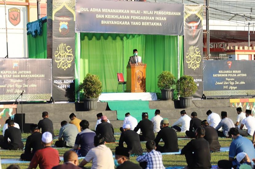 Pelaksanaan shalat Idul Adha 1441 Hijriyah yang dihadiri Kapolda Jawa Tengah, Irjen Pol Ahmad Luthfi di lapangan Mako Brimob Srondol, Kecamatan Banyumanik, Kota Semarang, Jumat (31/7).