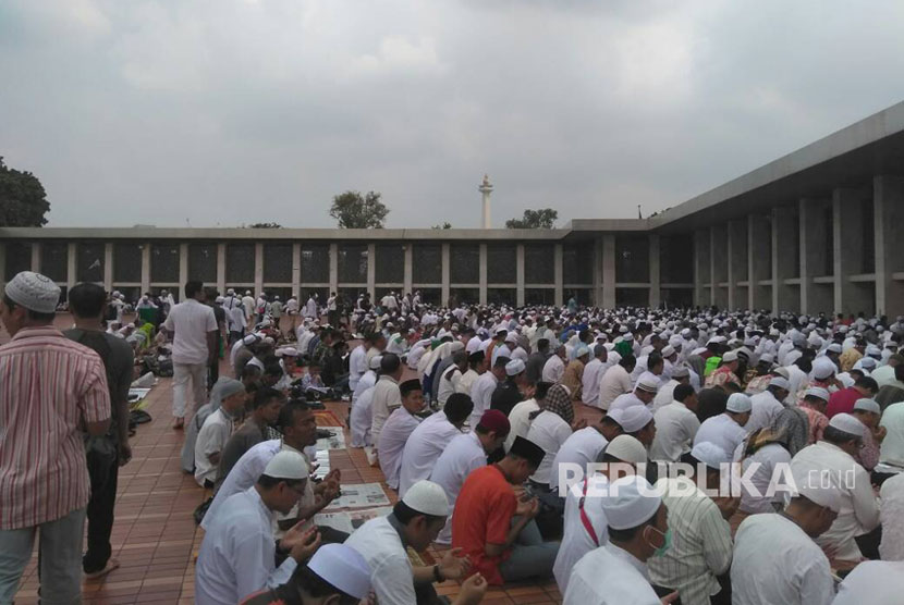 Pelaksanaan shalat Jum'at tumpah ruah sampai ke halaman Masjid Istiqlal, Jum'at (5/5).