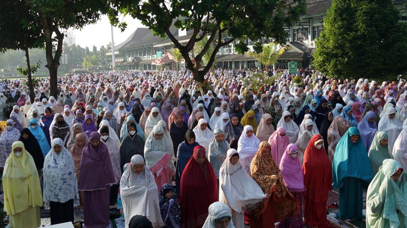 Pelaksanaan sholat Ied di Masjid Diponegoro kompleks Balai Kota Yogyakarta yang dihadiri ribuan jamaah, Sabtu (22/4/2023).