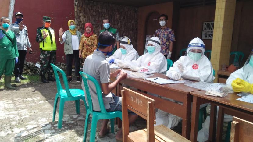 Pelaksanaan tes swab massal di Kampung Buninagara, Kelurahan Nagarasari, Kecamatan Cipedes, Kota Tasikmalaya, Selasa (2/6). 