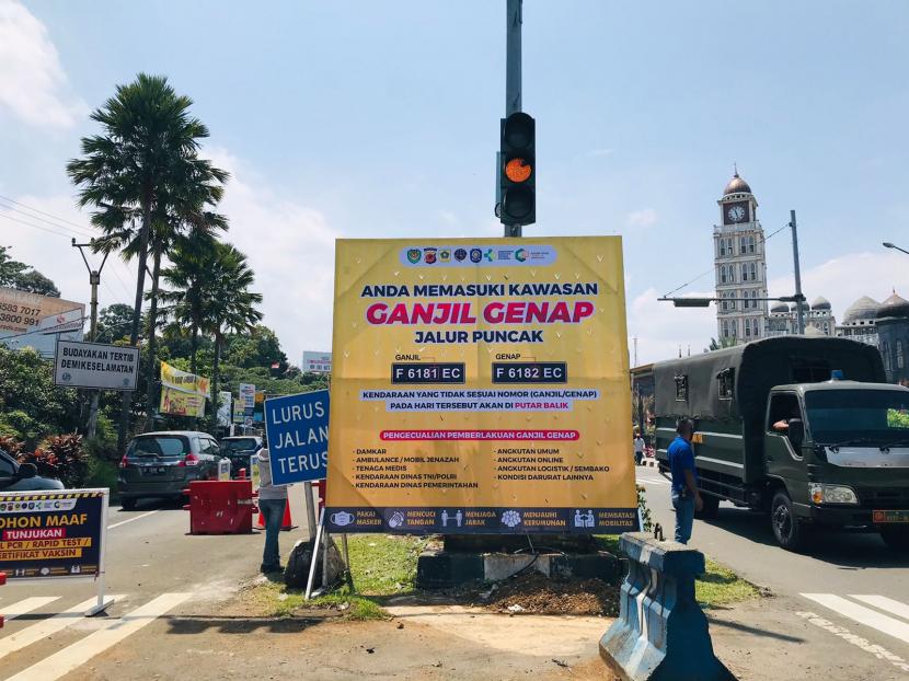 Pelaksanaan uji coba ganjil-genap kendaraan bermotor di kawasan Puncak, pada pekan ke-dua, di check point Simpang Gadog, Jumat (10/9).