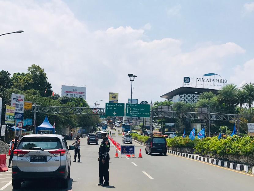 Polisi Dirikan 14 Penyekatan di Puncak Saat Ganjil Genap . Pelaksanaan uji coba ganjil-genap kendaraan bermotor di kawasan Puncak, pada pekan ke-dua, di check point Simpang Gadog, Jumat (10/9).