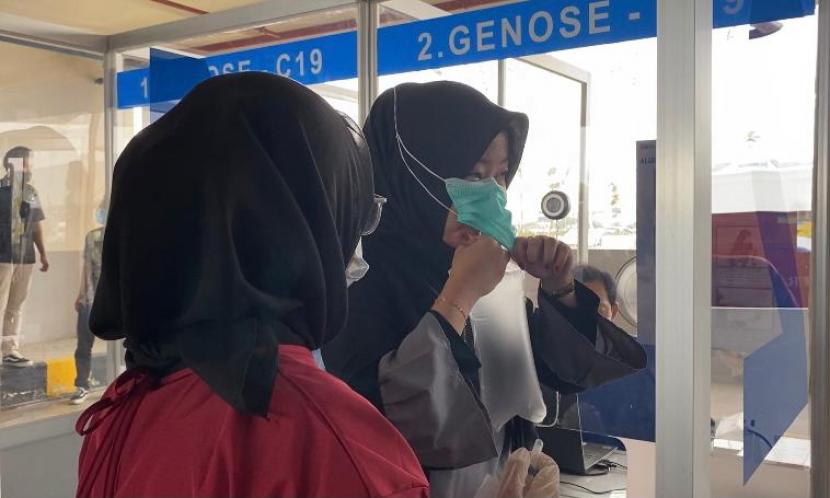 Pelaksanaan uji coba penggunaan GeNose C-19 di Bandara Internasional Jenderal Ahmad Yani Semarang, Selasa (27/4) kemarin. Layanan skrining GeNose kini tersedia di bandara tersebut.
