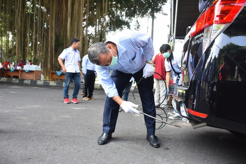  Pelaksanaan uji emisi gas buang kendaraan yang diinisiasi Dinas Lingkungan Hidup Kabupaten Sleman di Lapangan Denggung.