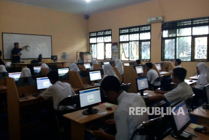 Pelaksanaan UNBK secara menumpang di SMAN 2 Kota Tasikmalaya, Senin (2/5).