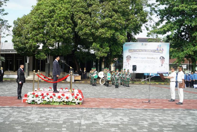 Pelaksanaan upacara peringatan Hari Pahlawan Tahun 2022 tingkat Kabupaten Garut, yang dilaksanakan di Lapangan Sekretariat Daerah (Setda) Garut, Jalan Pembangunan, Kecamatan Tarogong Kidul, Kabupaten Garut, Kamis (10/11/2022). 