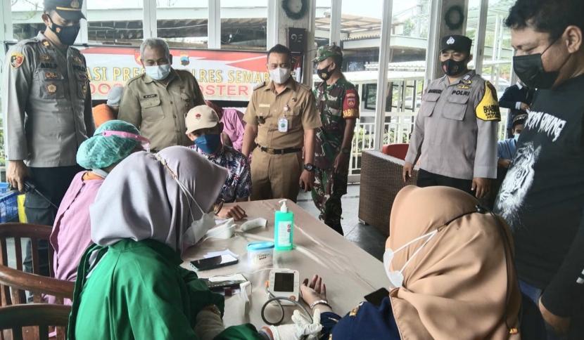 Pelaksanaan vaksinasi booster bagi para pekerja pariwisata dan warga sekitar obyek wisata Umbul Sidomukti, Kecamatan Bandungan, Kabupaten Semarang, Senin (14/3).
