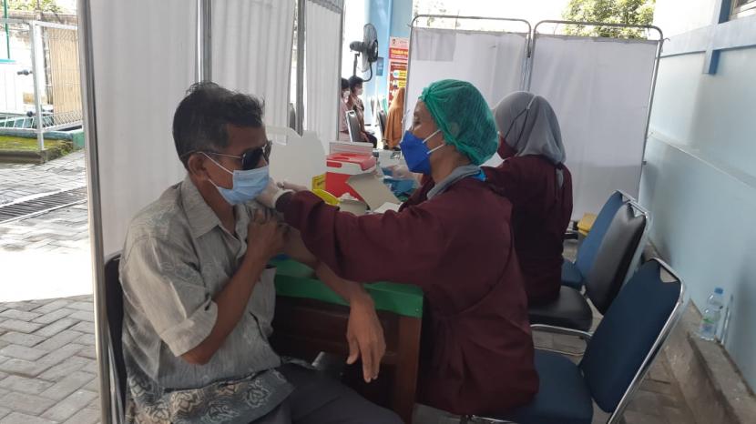 Pelaksanaan vaksinasi booster perdana untuk lansia di RSUD Ngipang, Solo, Jawa Tengah, Jumat (14/1). 