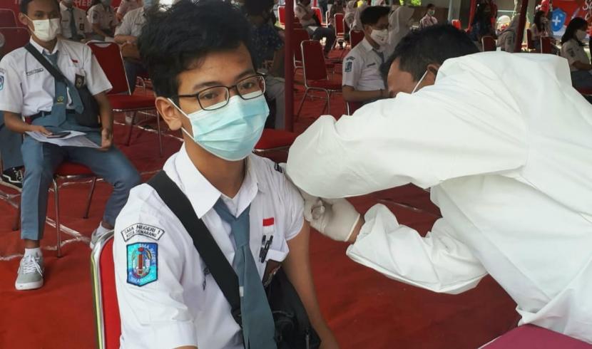 Pelaksanaan vaksinasi Covid-19 bagi siswa di SMAN 1 Semarang, yang dilaksanakan lingkungan sekolah setempat untuk ribuan siswanya, pada Rabu (14/7).