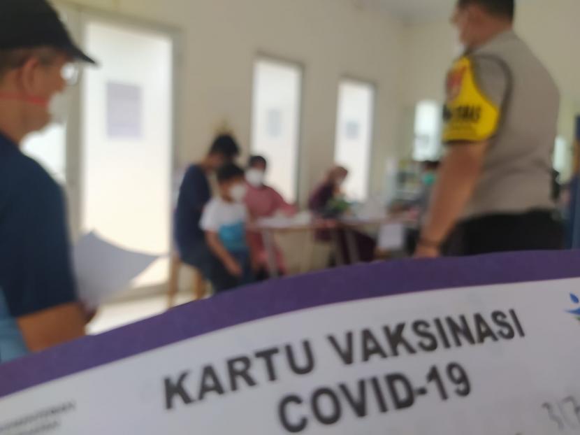 Pelaksanaan vaksinasi Covid-19 di Panorama Residence, Bojongsari, Depok. Pemkot Depok akan menggelar gebyar vaksinasi booster di 11 kecamatan mulai 18 April.
