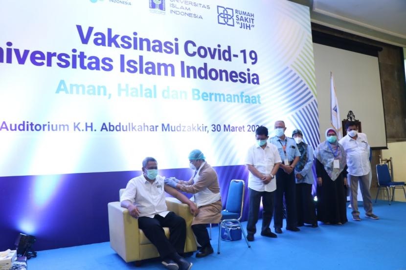 Pelaksanaan vaksinasi Covid-19 di UII Yogyakarta.