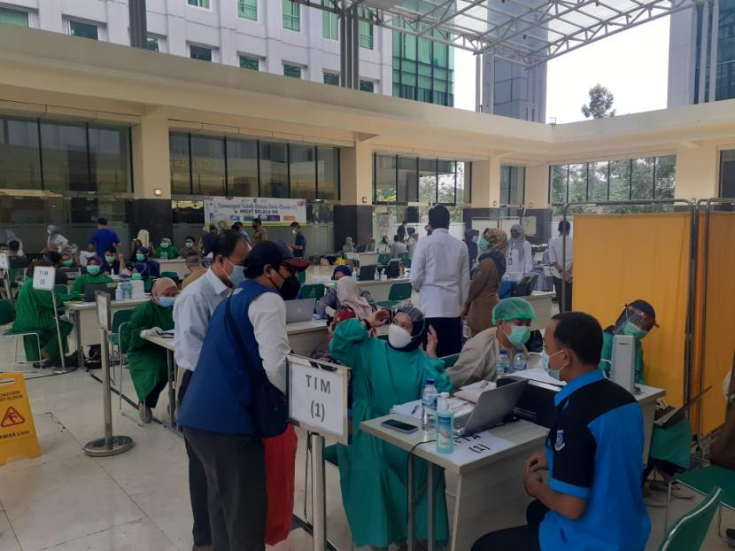Pelaksanaan vaksinasi covid-19 tahap dua di Pusat Pemerintahan Kota Tangerang Selatan, Selasa (2/3).
