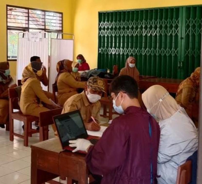Pelaksanaan vaksinasi kepada guru di Kabupaten Pangandaran, Selasa (23/3).