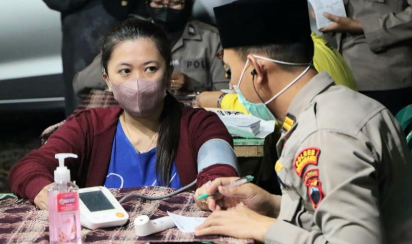 Pelaksanaan vaksinasi malam hari yang digelar Polres Semarang usai sholat tarawih di masjid A Taqwa, Kelurahan Kalirejo, Kecamatan Ungaran Timur, Kabupaten Semarang, akhir pekan kemarin. Antisipasi menghadapi kedatangan para pemudik, pada Lebaran tahun ini Polres Semarang gelar vaksinasi malam hari di masjid- masjid guna meingkatkan cakupan vaksinasi booster di masyarakat.