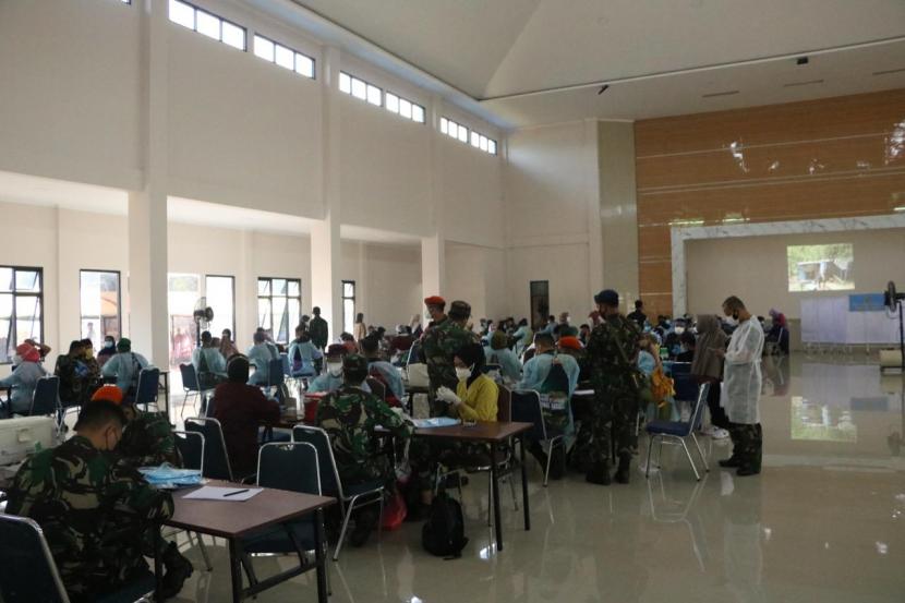 Pelaksanaan vaksinasi massal gratis yang dilakukan Satuan Bravo (Satbravo) 90 TNI Angkatan Udara (AU) telah selesai dilaksanakan. Dalam lima hari pelaksanaan kegiatan bertajuk serbuan vaksinasi itu, Satbravo 90 telah melakukan vaksinasi secara total terhadap 11.237 orang.