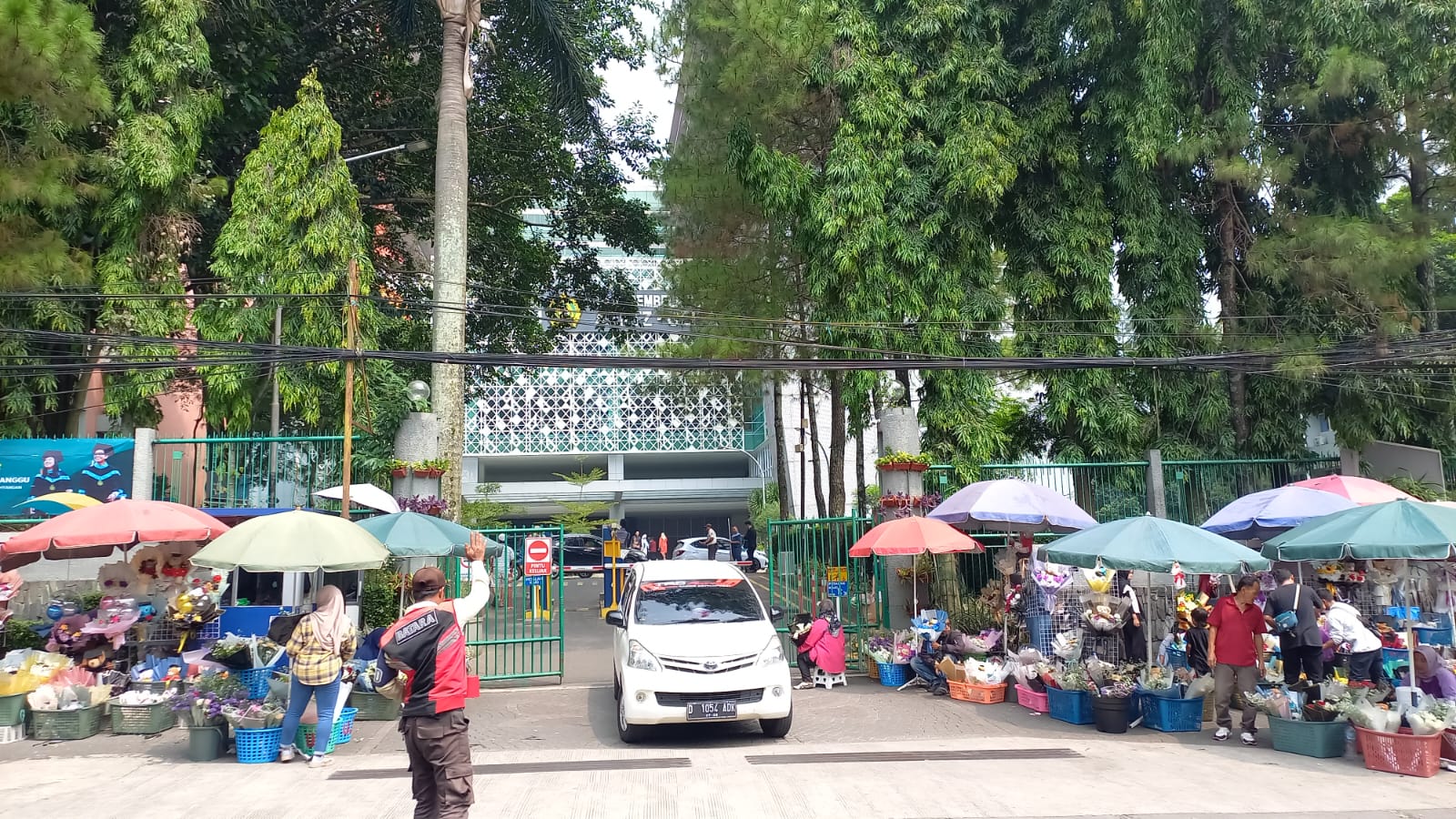 Pelaksanaan wisuda di kampus Universitas Parahyangan (Unpar) berjalan normal, Jumat (15/11/2024) meski sempat muncul surat kaleng ancaman teror bom.  