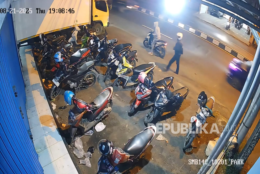 Pelaku curanmor di kantor JNT Mundu terekam CCTV, Kamis (21/8/2025) malam.