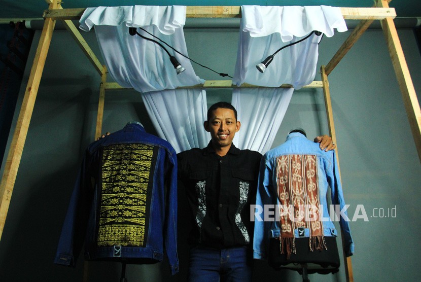 Pelaku ekonomi kreatif (Ekraf) Pontianak Harivo Santoso memperlihatkan jaket denim tenun songket di Studio Oy di Pontianak, Kalimantan Barat, Jumat (18/1/2019). 