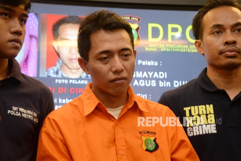 Pelaku mutilasi Kusmayadi alias Agus (31) ditunjukkan saat gelar perkara kasus pembunuhan mutilasi terhadap Nur Atikah di Polda Metro Jaya, Jakarta, Jumat (22/4). (Republika/ Yasin Habibi)