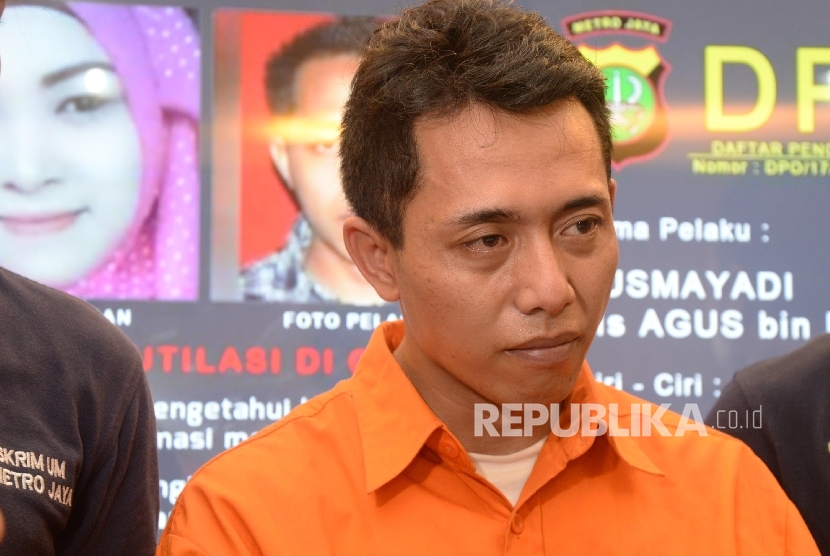 Pelaku mutilasi Kusmayadi alias Agus (31) ditunjukkan saat gelar perkara kasus pembunuhan mutilasi terhadap Nur Atikah di Polda Metro Jaya, Jakarta, Jumat (22/4). (Republika/ Yasin Habibi)
