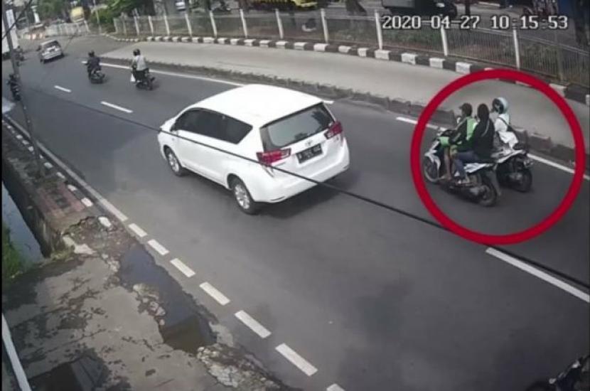 Pelaku pejambretan di jalan raya terpantau CCTV. ilustrasi Polisi meringkus seorang tersangka spesialis jambret handphone (HP) yang kerap beraksi di kawasan Ciledug, Kota Tangerang, Banten. 