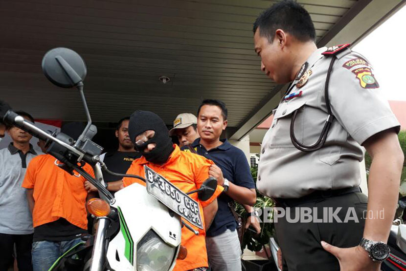 Pelaku pembegal berhasil diamankan Polsek Cipondoh kurang dari 2 jam berkat teknologi pelacak ponsel di ponsel milik korbannya, Selasa (11/4). 