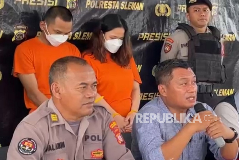 Pelaku pembuangan bayi di wilayah Prambanan, Sleman, dirilis oleh Polresta Sleman dalam konferensi pers yang digelar, Kamis (13/11/2025).