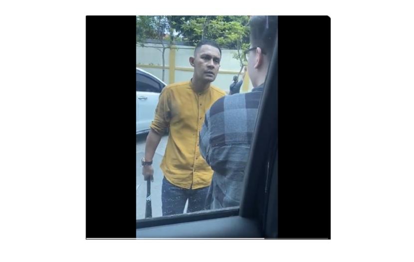 Pelaku pemukulan dengan tongkat baseball di Surabaya. Awalnya pelaku dan korban terlibat cekcok di jalan raya, setelah itu pelaku memukul korban dengan tongkat baseball yang dibawanya sejak awal video direkam.