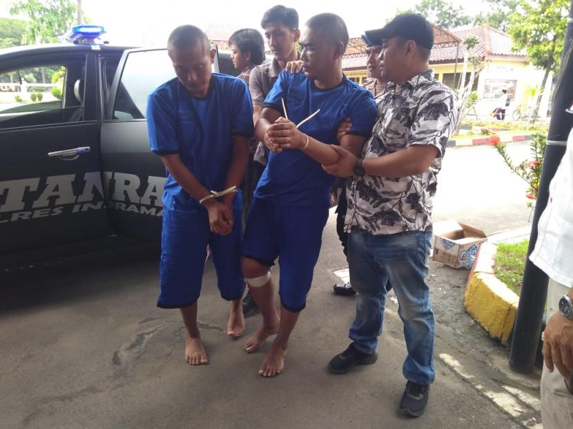 Polres Indramayu membawa tersangka kasus pencurian buku pelajaran di sekolah, saat konferensi pers pengungkapan kasus, Selasa (10/1/2023).