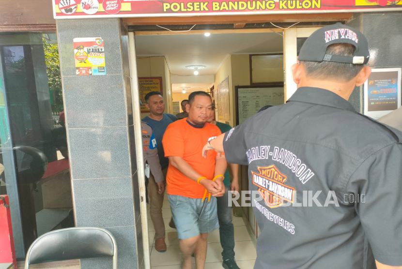 Pelaku pencurian tas berisi barang berharga senilai Rp 4 juta di Kompleks Gempol Sari, Kota Bandung berhasil ditangkap usai aksinya terekam dan viral di media sosial, Rabu (15/10/2025).