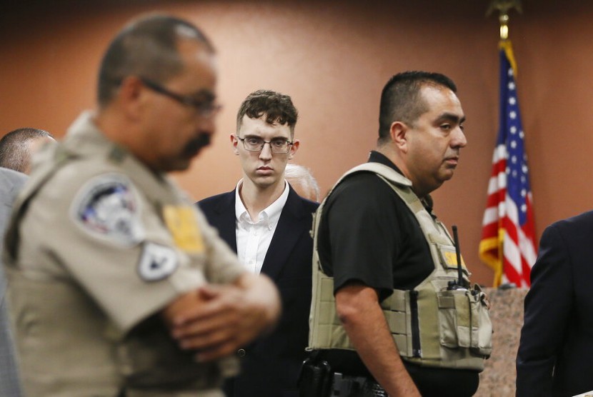 Pelaku penembakan di Walmart di El Paso Patrick Crusius (tengah) menyatakan ia tidak bersalah dalam persidangan di El Paso, Texas, Kamis (10/10).