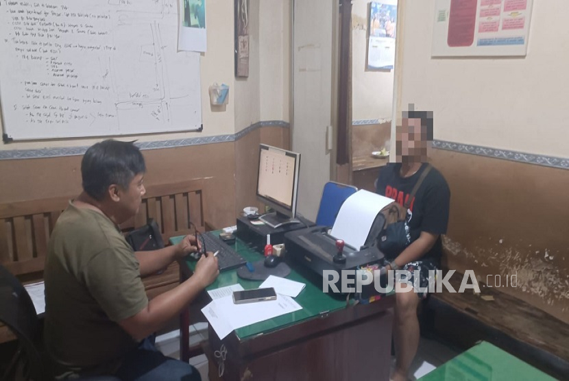Pelaku penembakan saat dimintai keterangan oleh Polresta Kota Yogyakarta, Selasa (5/8/2025). 