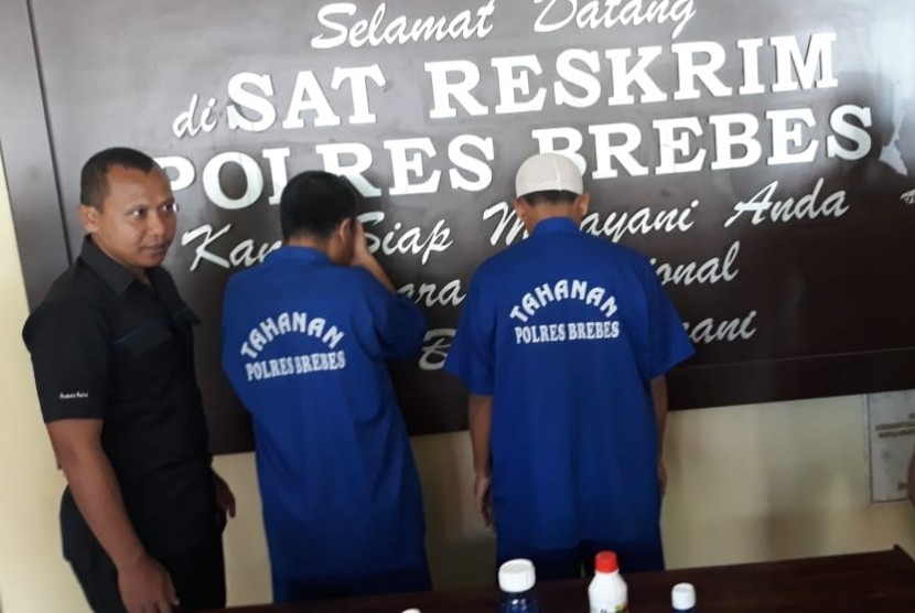 Pelaku pengedar pestisida palsu yang beroperasi di Kabupaten Brebes ditangkap Satuan Reskrim Polres Brebes pada Selasa (27/3).