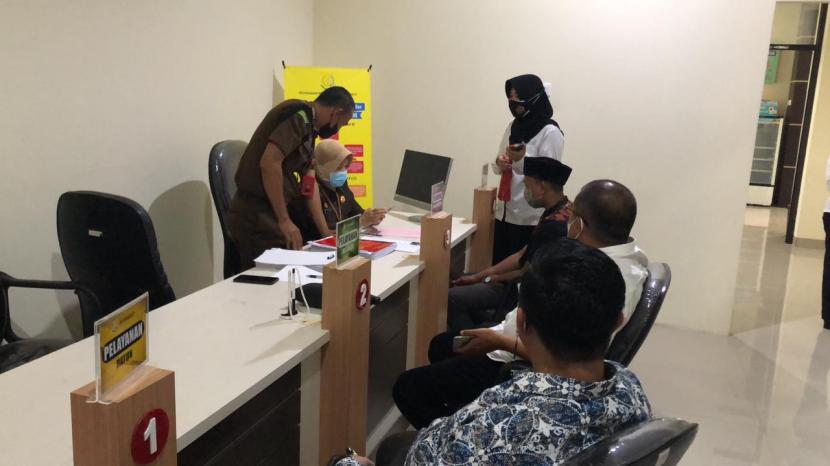 Pelaku pengeroyokan terhadap anggota TNI diserahkan polisi ke Kejaksaan Negeri Gorontalo.