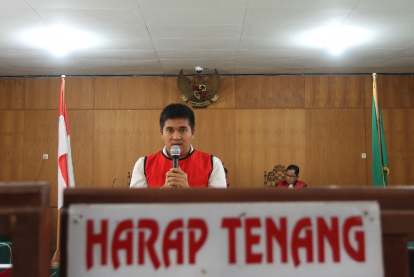 Pelaku penistaaan agama mengucapkan permintaan maaf kepada umat muslim usai menjalani sidang pembacaan vonis di Pengadilan Negeri Pekanbaru, Riau (Ilustrasi).