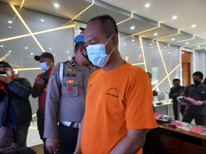 Pelaku penusukan guru SD di Bandung berinisal NN (56 tahun) terancam hukuman penjara seumur hidup. Polisi menjerat pelaku dengan pasal pembunuhan berencana, Selasa (8/2/2022). 