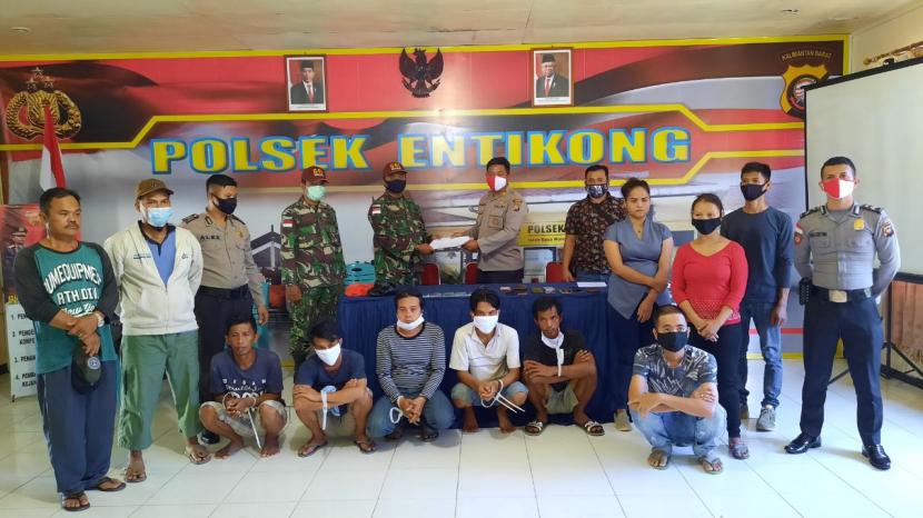 Pelaku penyelundupan TKI ke Malaysia kini ditahan di Mapolsek Entikong.
