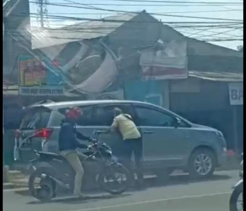 Pelaku perampokan memecahkan kaca mobil korban, lokasi dekat perempatan McD Bojongsari, Depok, Selasa (5/5)